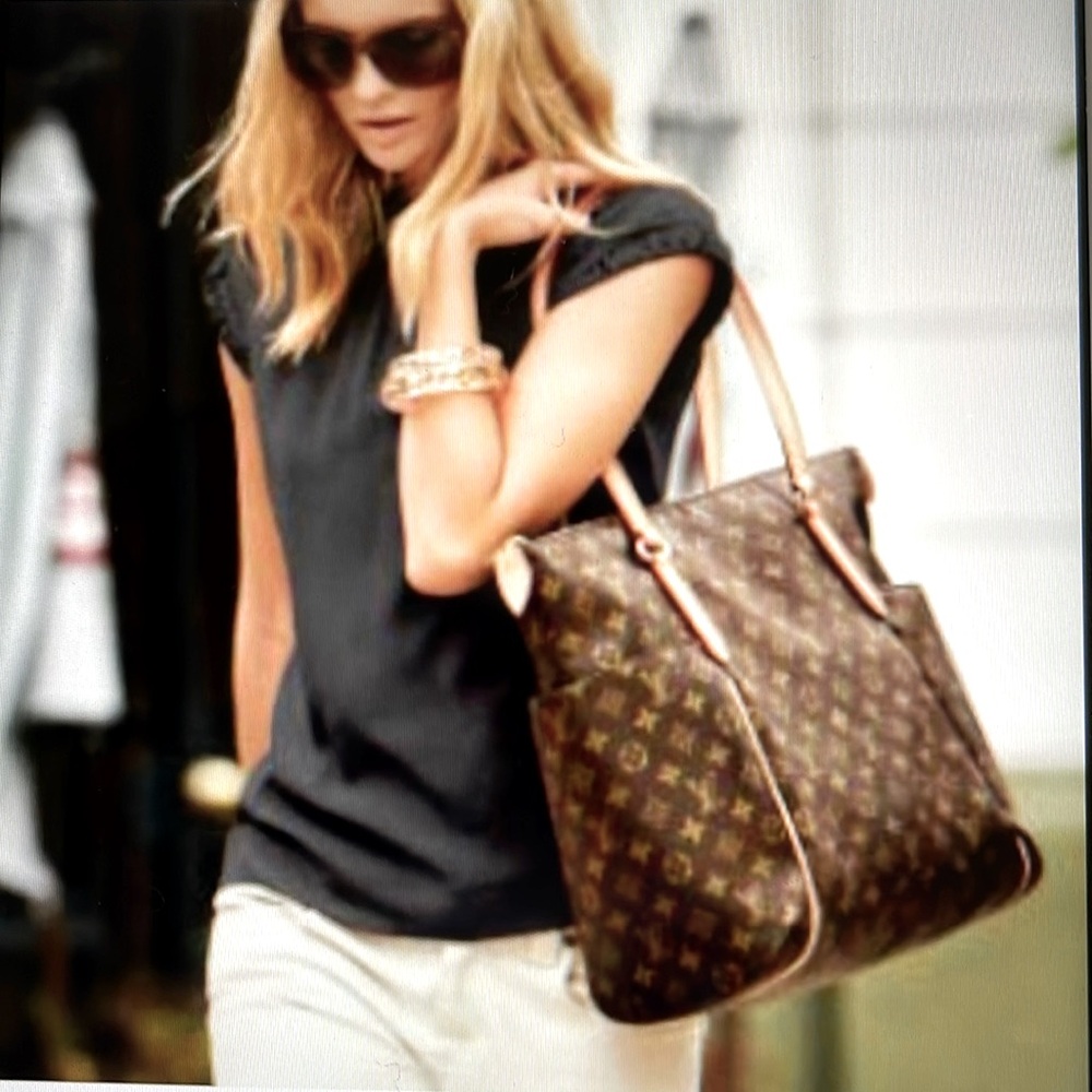 LIKE NEW 🌼🌼 DISCONTINUED 🌼🌼 Louis Vuitton Totally MM